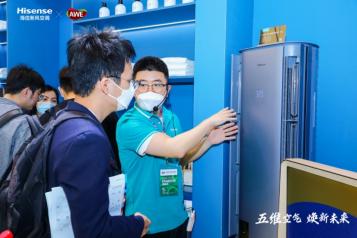 圖片包含 人, 站, 男人, 年輕
描述已自動(dòng)生成